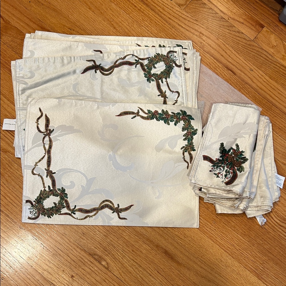 St.Nicholas Square Christmas Placemats and matching Napkins